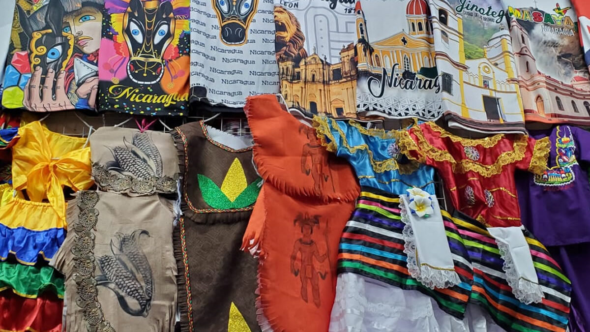 Trajes tradicionales listos en el mercado Roberto Huembes