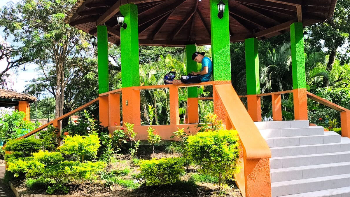 Ciudad Antigua presume un parque central colorido, sano y bonito