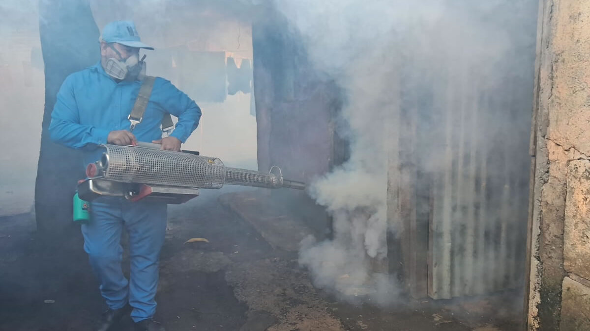 Realizan campaña integral para prevenir el dengue en el barrio Gertrudis Arias