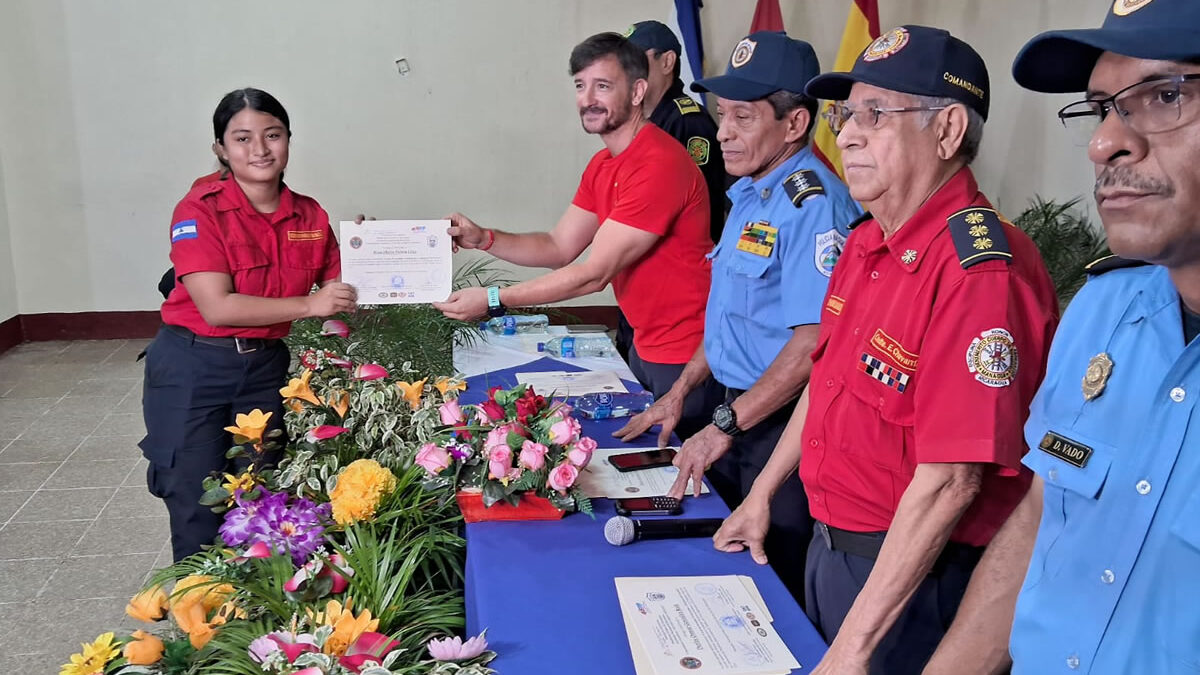 Capacitan a Bomberos Unidos de Nicaragua en nuevas técnicas de extinción