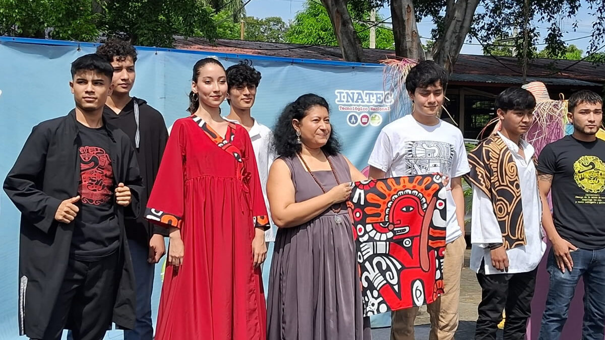 Realizan desfile con diseños precolombinos en el Centro Tecnológico Hugo Chávez