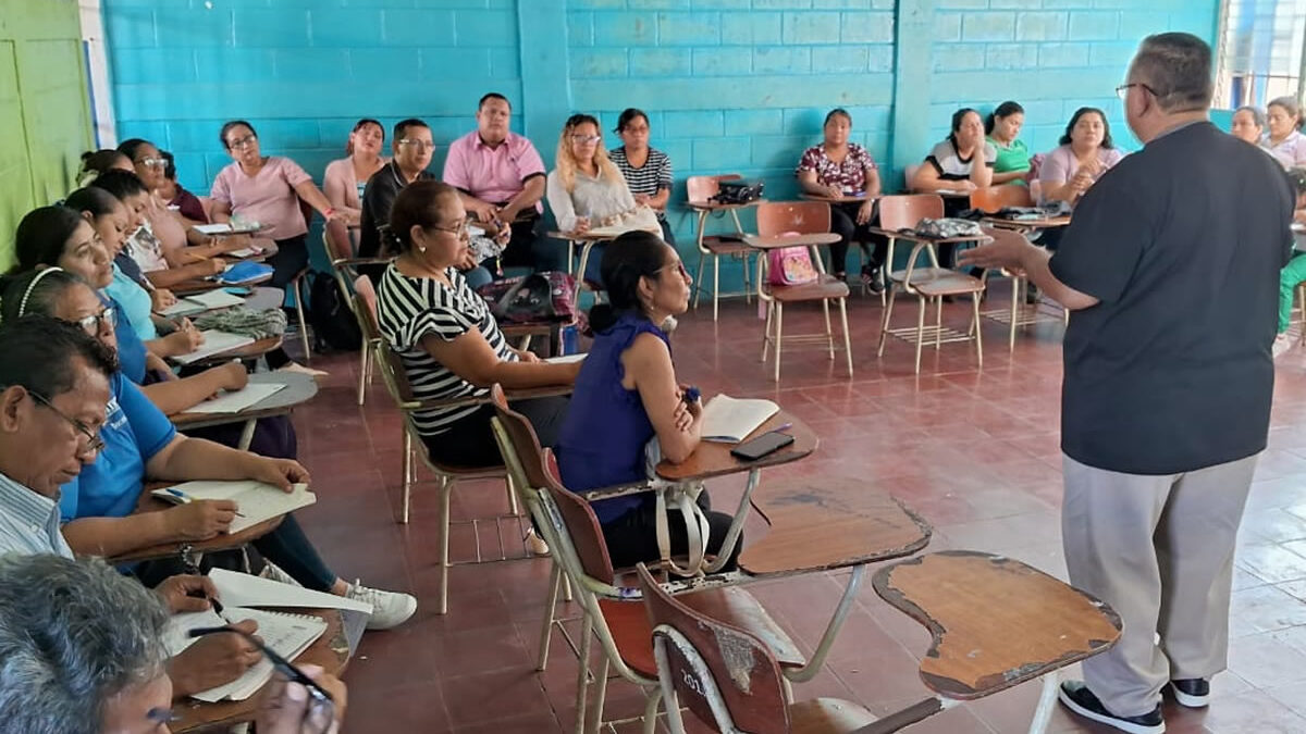 Docentes participan en encuentro pedagógico garantizando calidad en su enseñanza