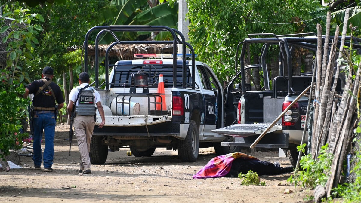 Enfrentamiento mortal en México cobra 16 vidas entre policías y criminales