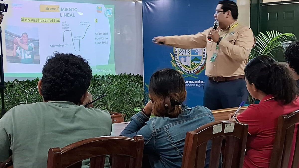 Estudiantes de la UNA participan en conferencia de manejo de plagas