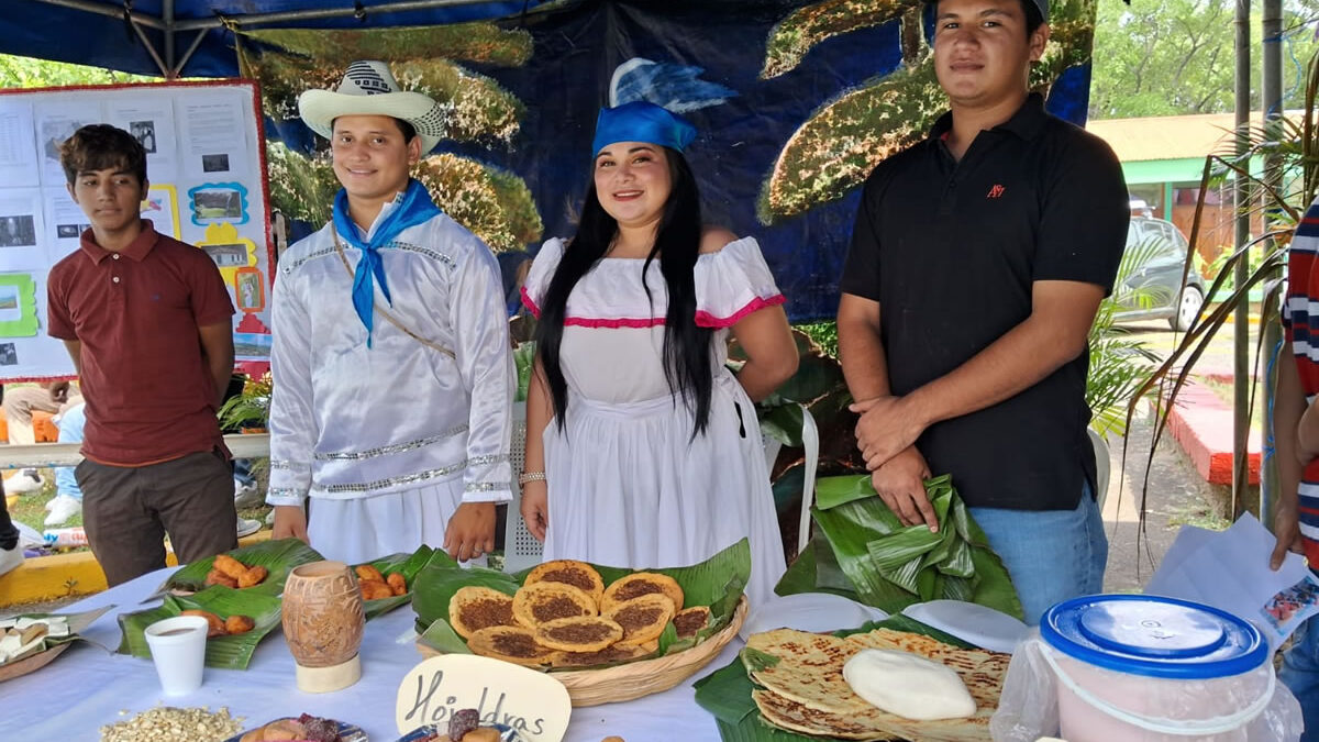 Estudiantes de carreras técnicas participan en festival de tradiciones ancestrales