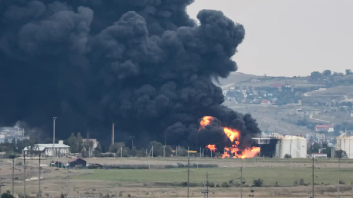 Más de mil personas evacuadas por incendio en una terminal petrolera en Crimea