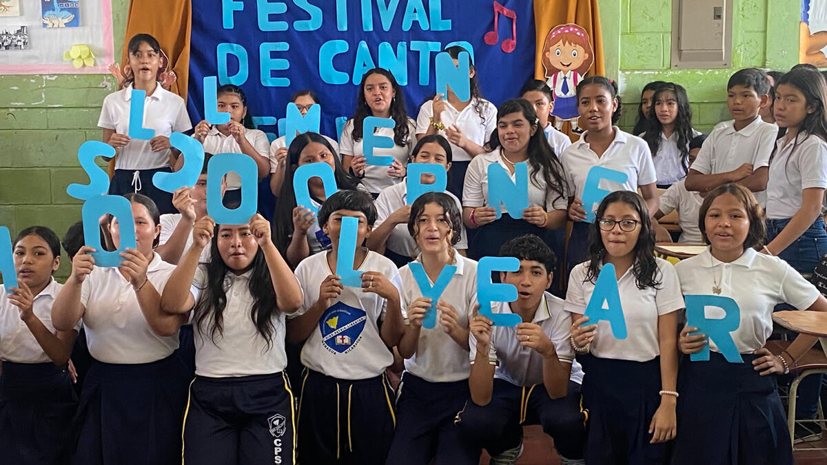 Desarrollando habilidades lingüísticas con un festival de canto en inglés