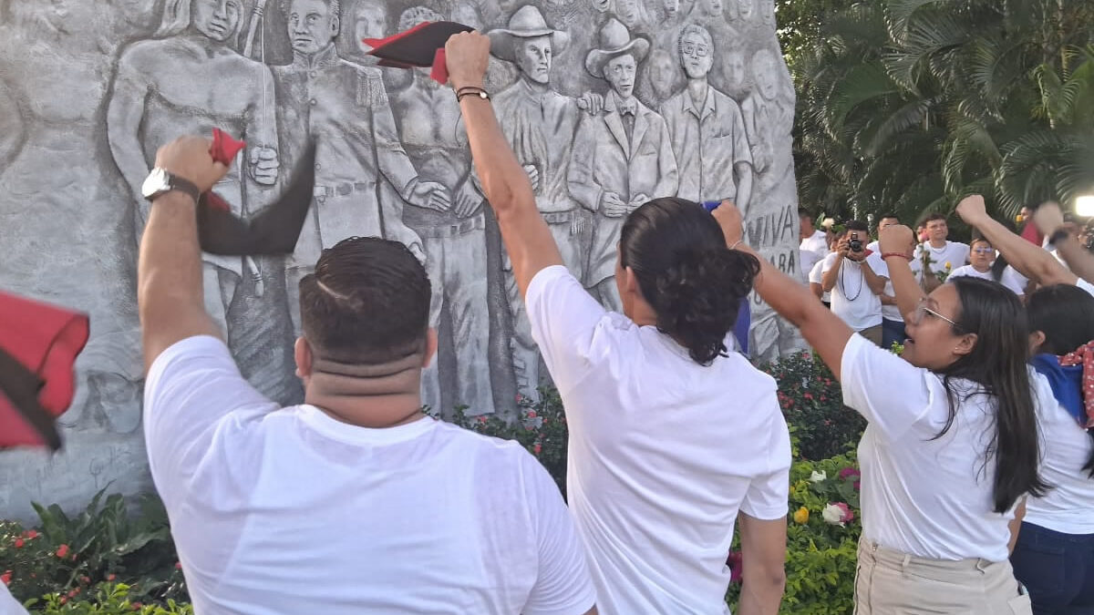 Jóvenes depositan ofrenda floral en homenaje al General Benjamín Zeledón