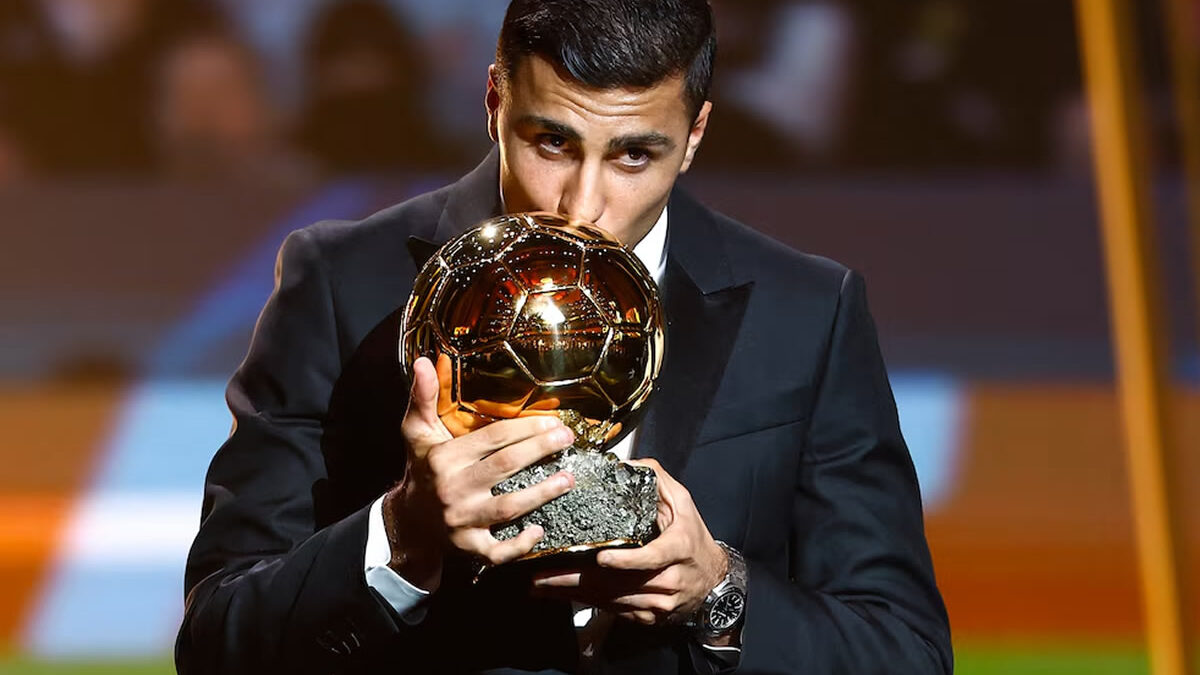 Jugador del Manchester City, Rodrigo Hernández, se lleva el Balón de Oro 2024