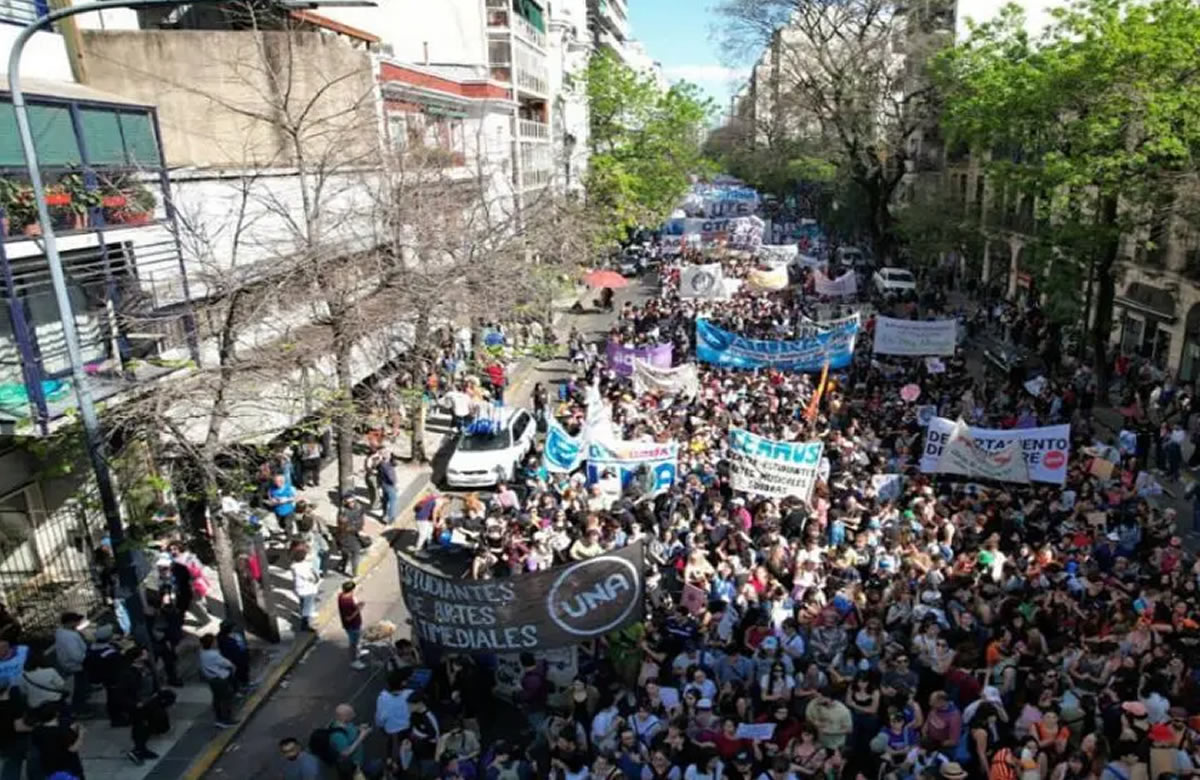 Masiva marcha de estudiantes y docentes en defensa de la universidad ...