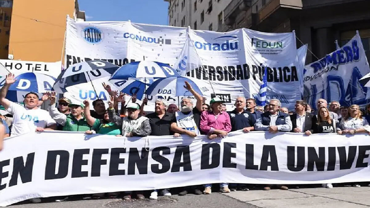 Masiva marcha de estudiantes y docentes en defensa de la universidad pública en Argentina