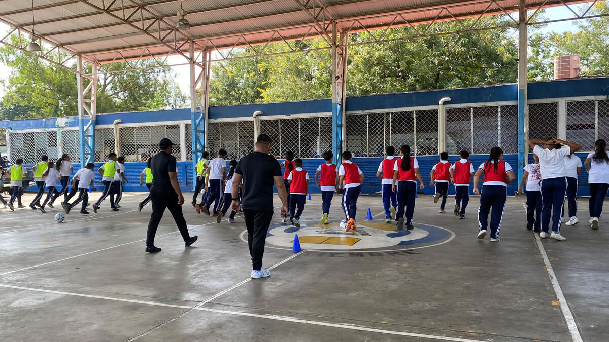 Mined y Fenifut impulsan el fútbol en los niños de educación primaria 