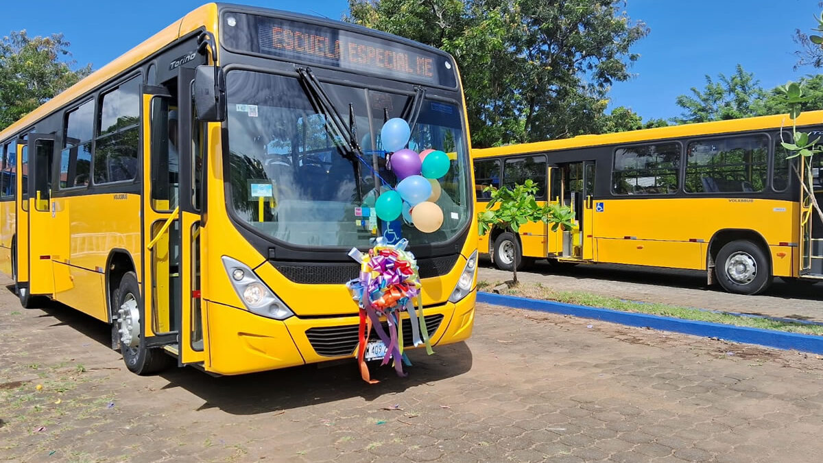 Realizan renovación total de la flota de buses de la escuela especial Melania Morales