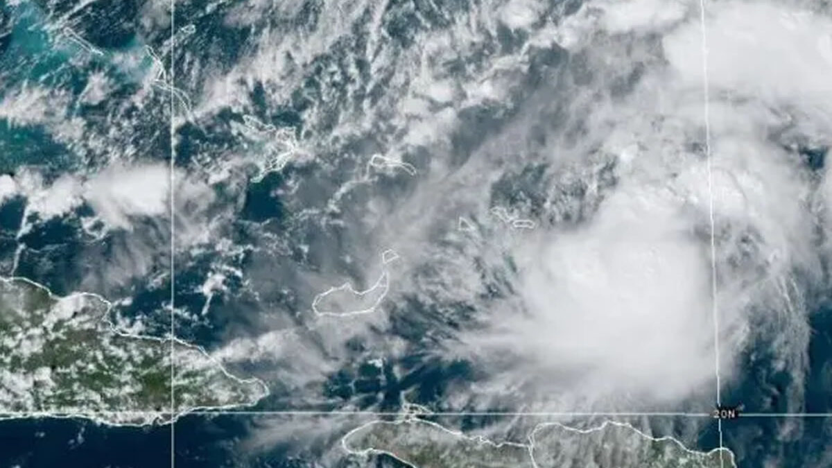 Tormenta tropical Oscar se aproxima al Caribe con fuerza