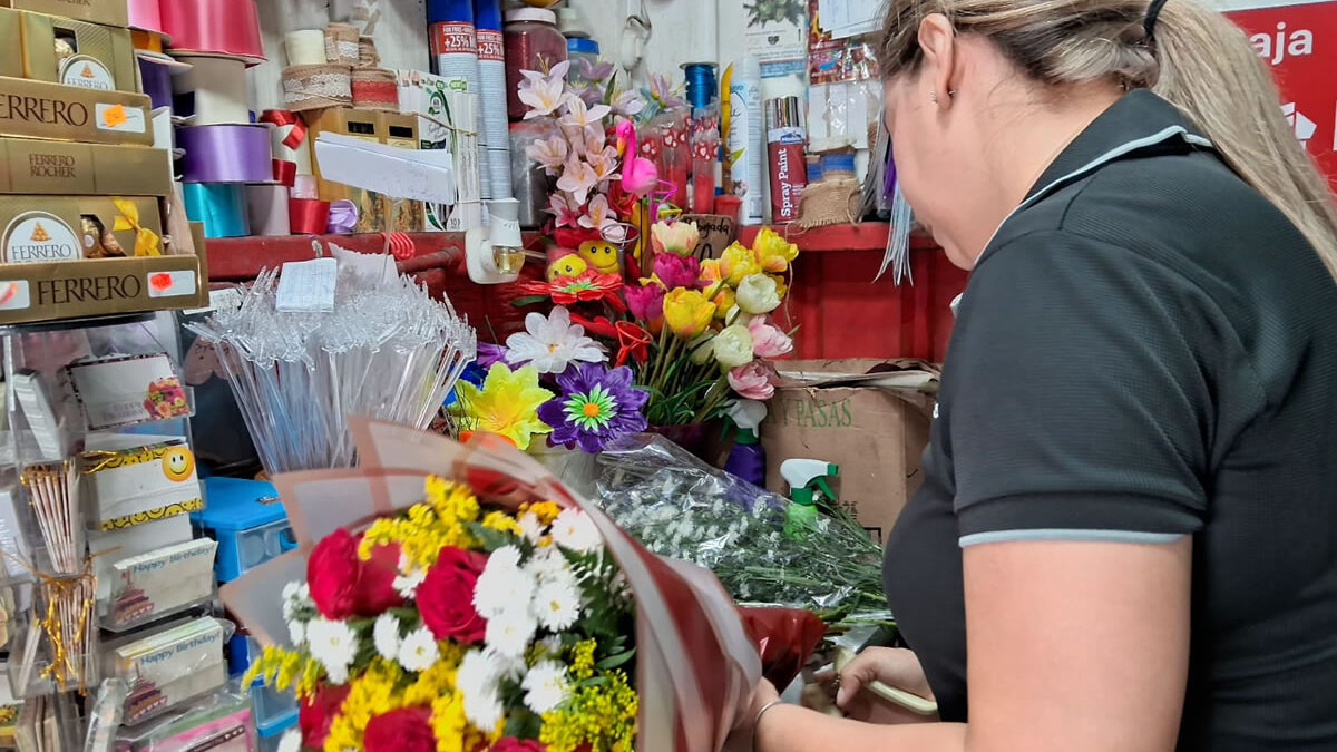 Aumentan las ventas de flores en el mercado Montenegro por el Día de los Difuntos