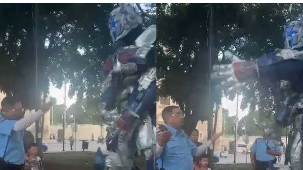 Captan a policía de México enfrentarse a Optimus Prime y se hace viral