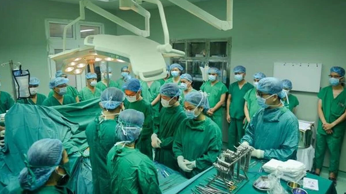 Vietnam logra su primer trasplante simultáneo de corazón e hígado