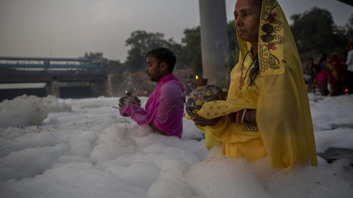 Río Yamuna cubierto de espuma tóxica: un obstáculo para el festival Chhath Puja