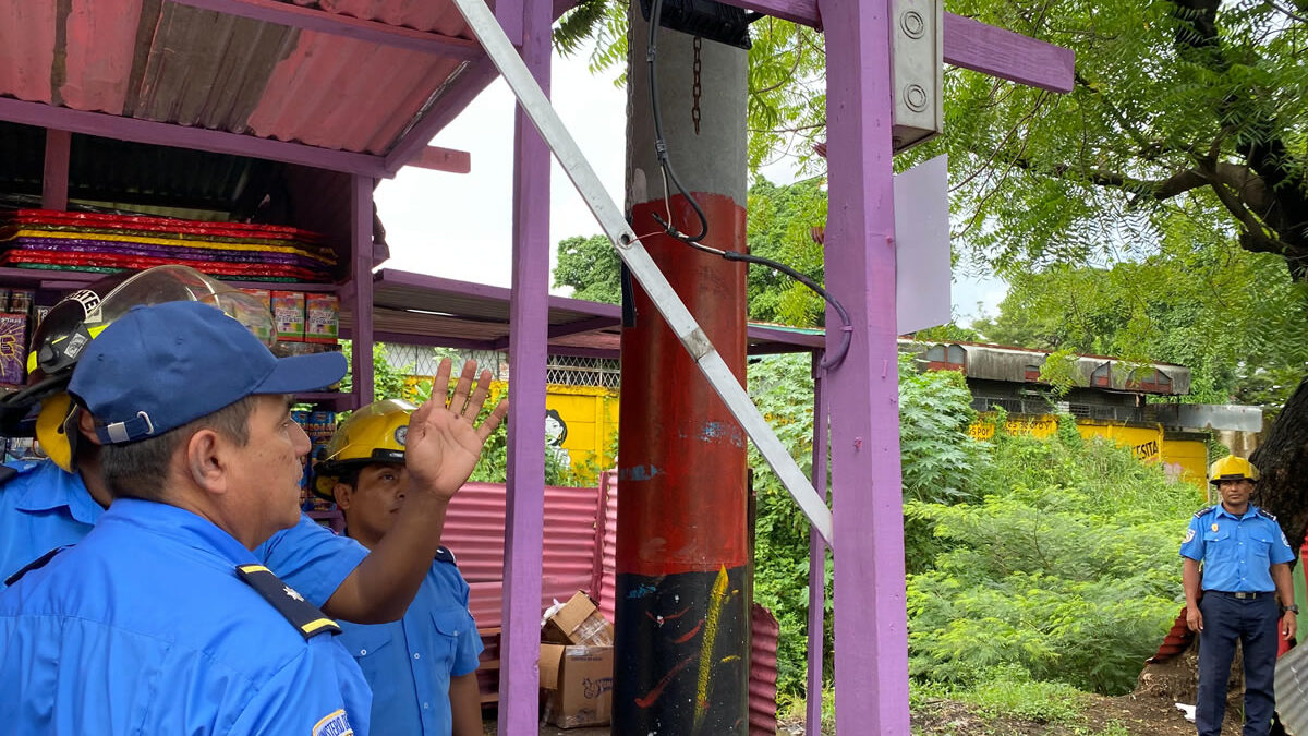 Bomberos realizan inspección de seguridad en puestos de pólvora para prevenir incendios