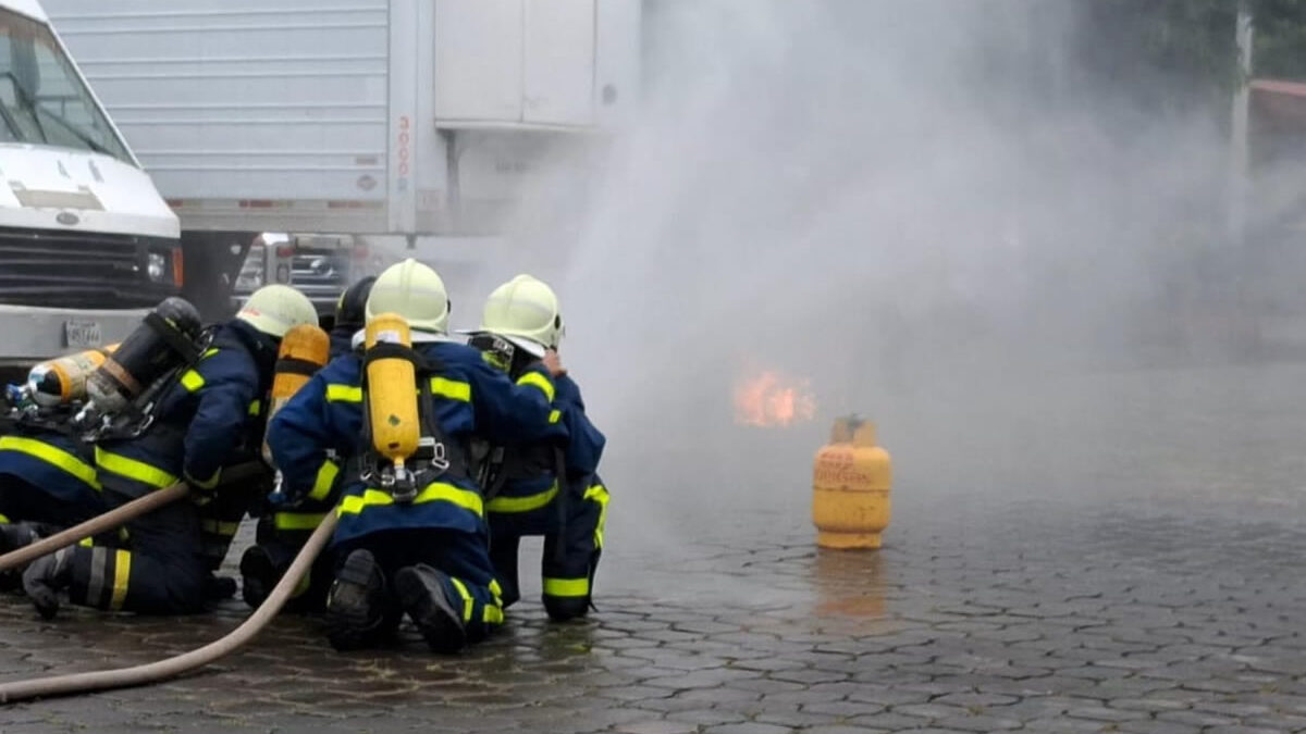 Bomberos aprenden técnicas para controlar fuga de gas licuado