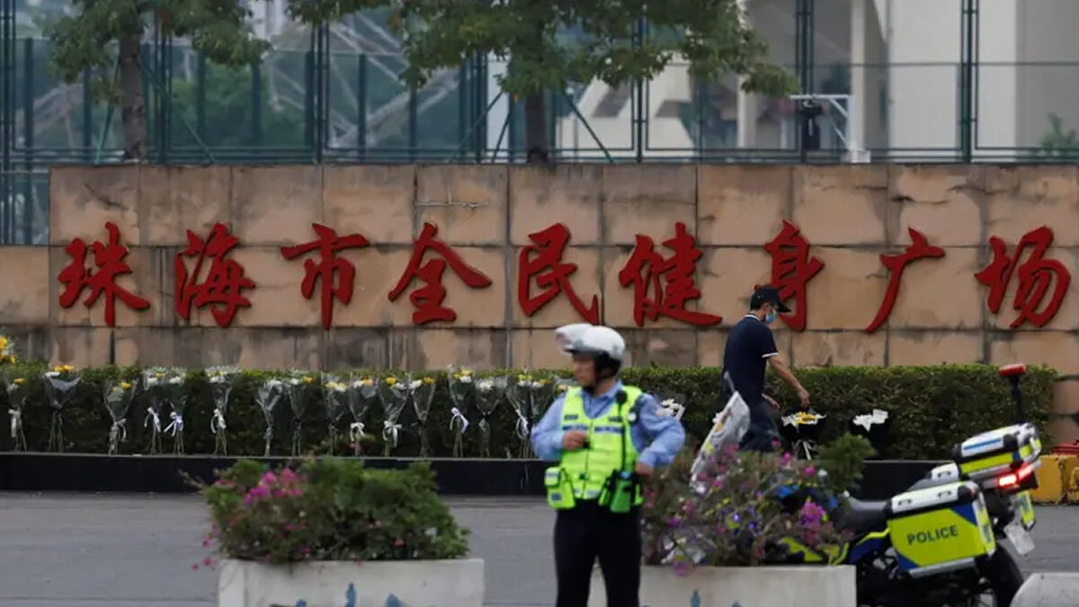 Conductor embiste a peatones frente a un colegio de primaria en China