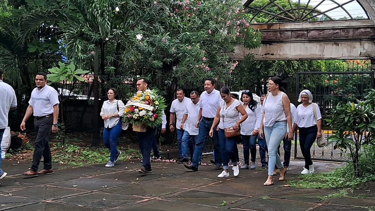 Educadores rinden homenaje a maestros que forjaron la educación en Nicaragua