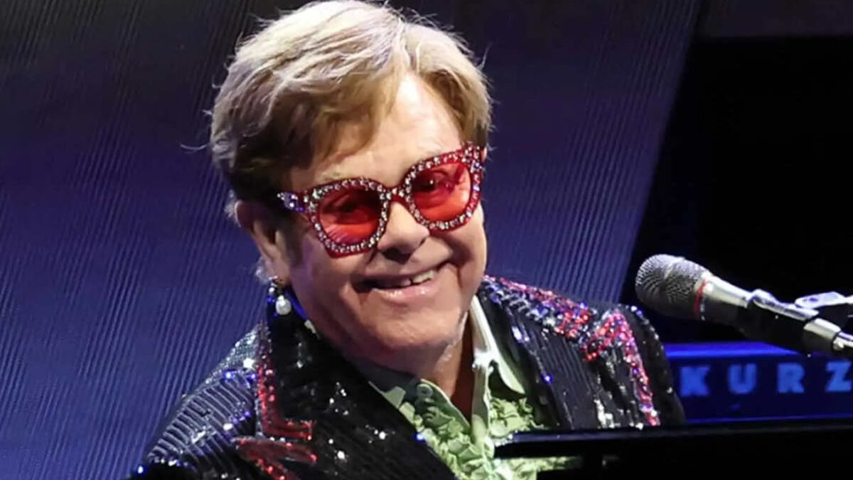 Elton John explica cómo casi pierde la visión de un ojo por una infección ocular