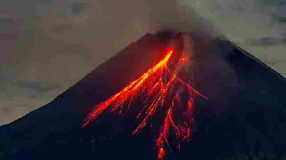 Apocalíptica erupción de volcán en Indonesia deja 9 muertos