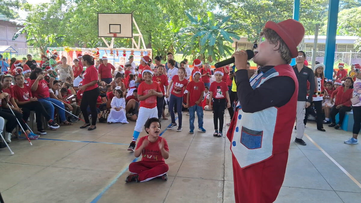 Estudiantes de la escuela especial Melania Morales participan en feria navideña