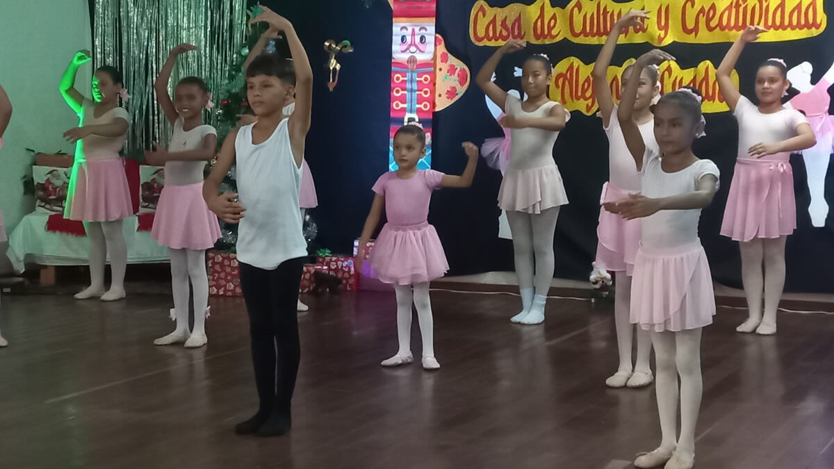 Estudiantes de pre-ballet presentan con éxito evaluaciones trimestrales