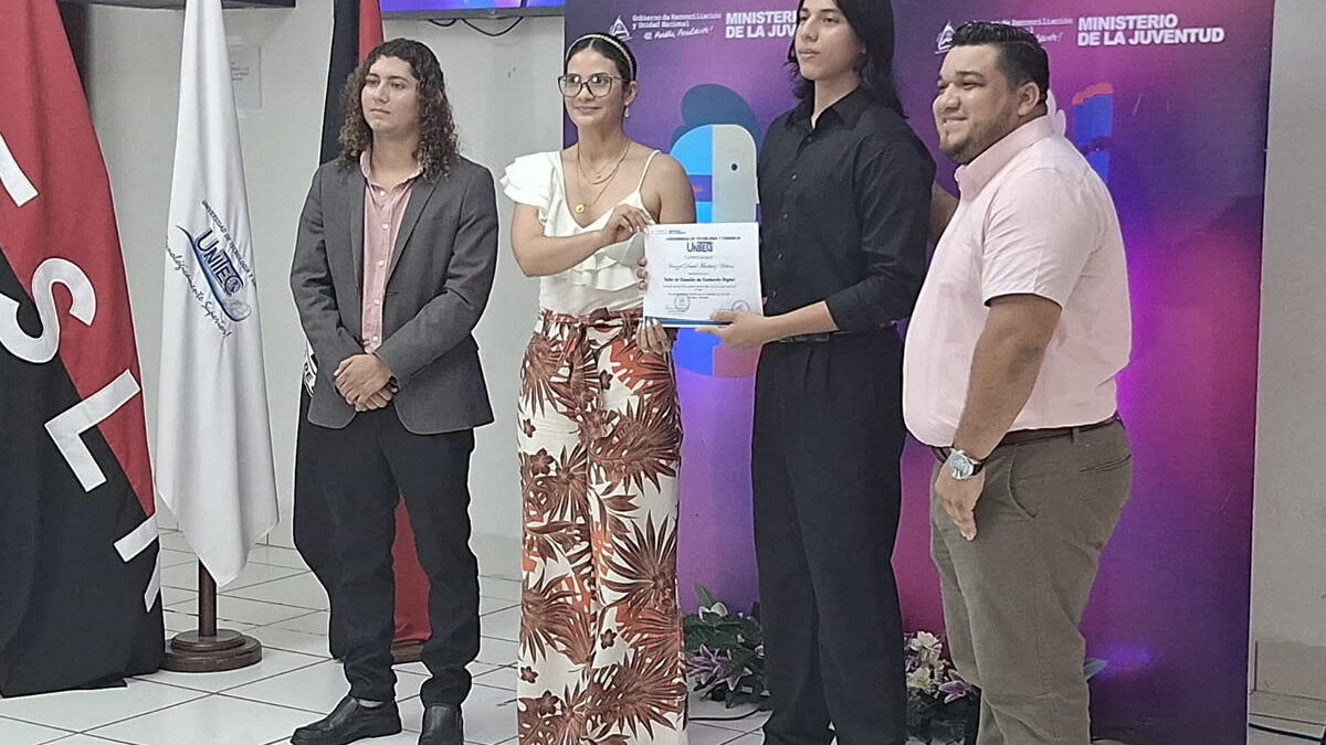 Jóvenes de la Universidad de Tecnología y Comercio reciben certificación en «Creación de Contenido»