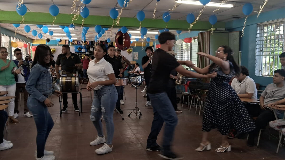 Estudiantes del colegio San Sebastián celebran el fin del año lectivo