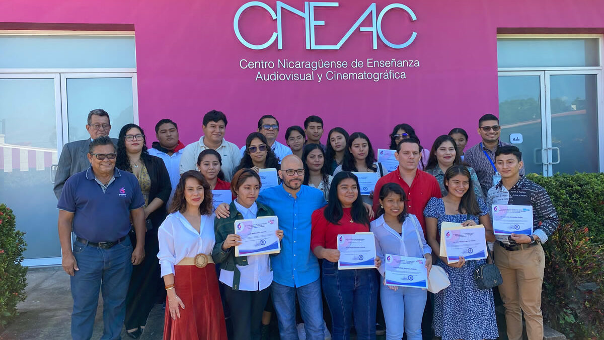 Certifican a estudiantes de Comunicación tras finalizar con éxito pasantías