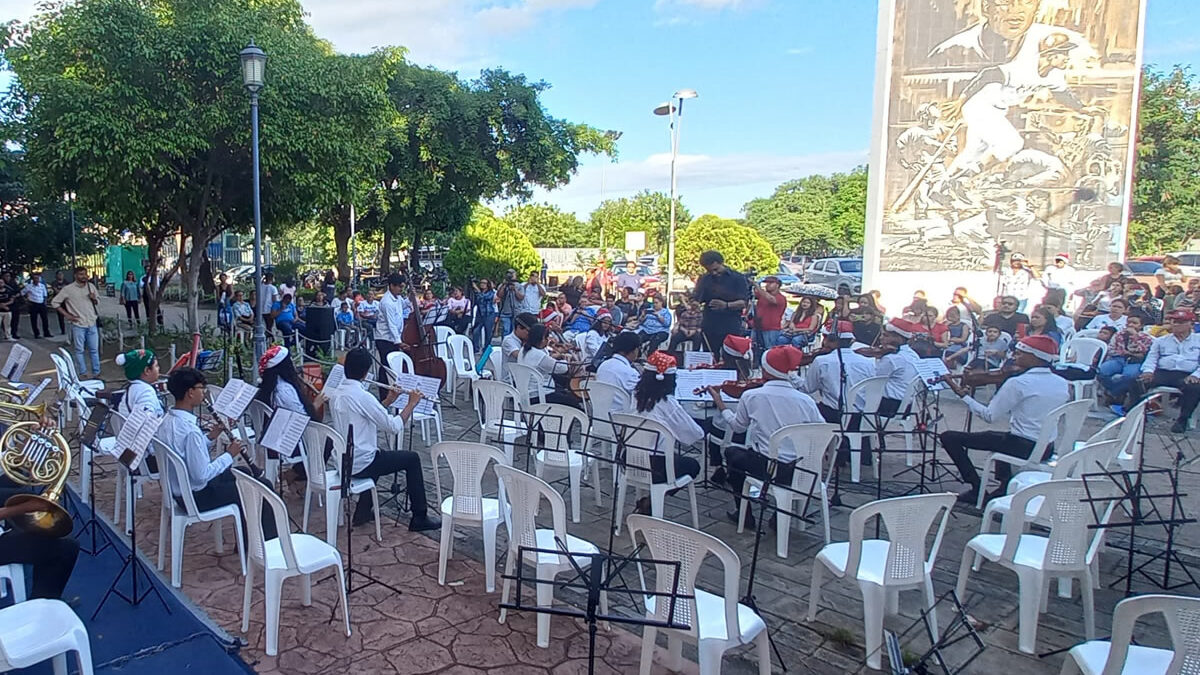 Estudiantes del coro José Barrera despiden curso 2024 con festival navideño