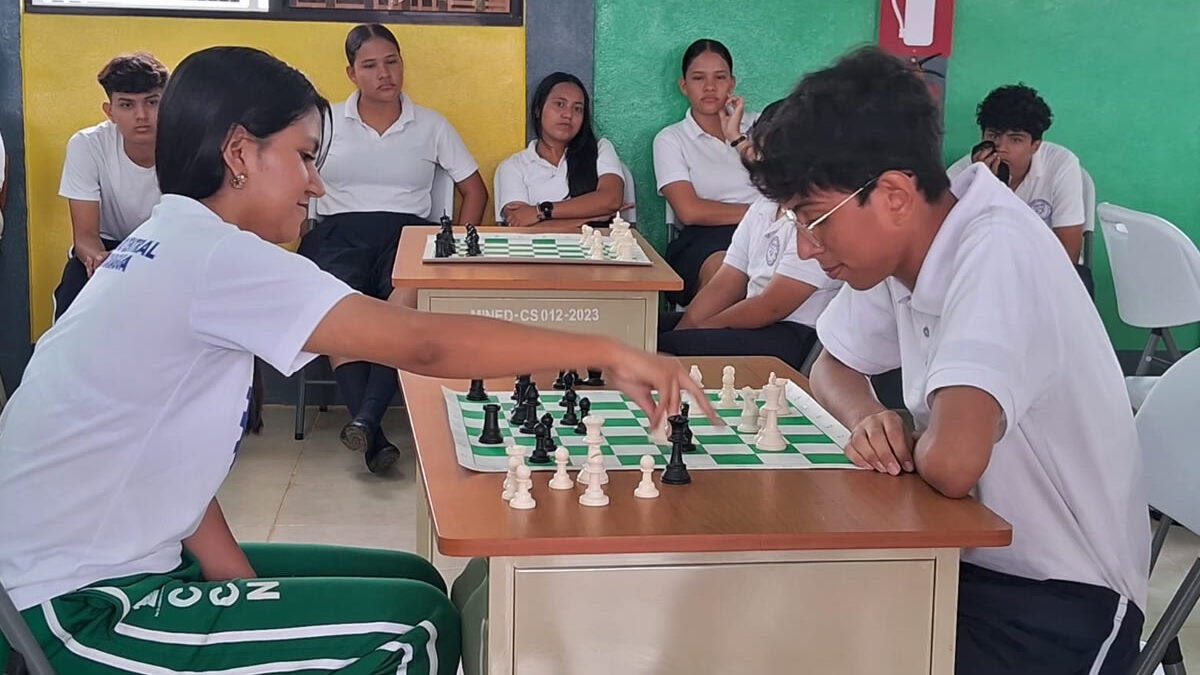 Estudiantes del Colegio Luxemburgo realizan ejercicio mental con el ajedrez