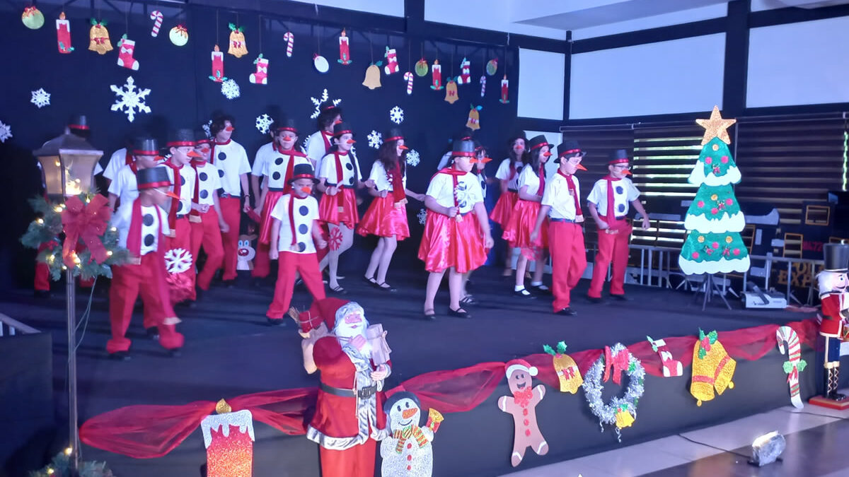 Estudiantes del Centro Educativo Rubén Darío presentan su desfile navideño