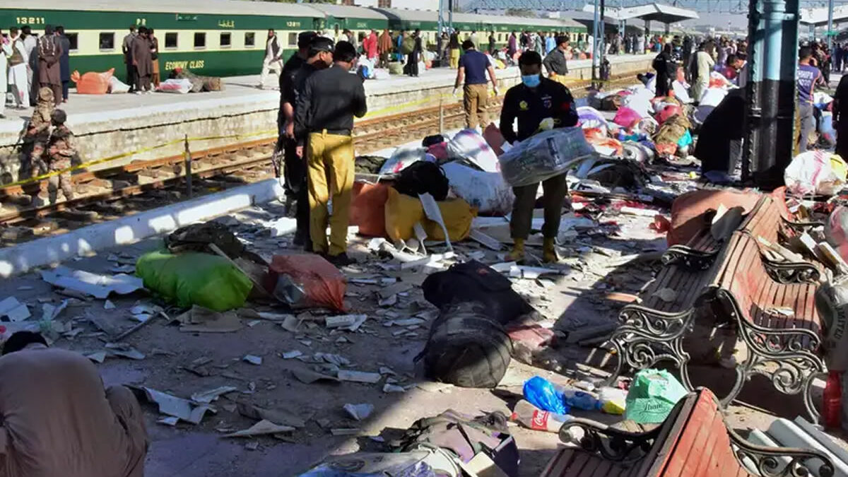 Explosión en estación de trenes en Pakistán deja 21 muertos y más de 50 heridos