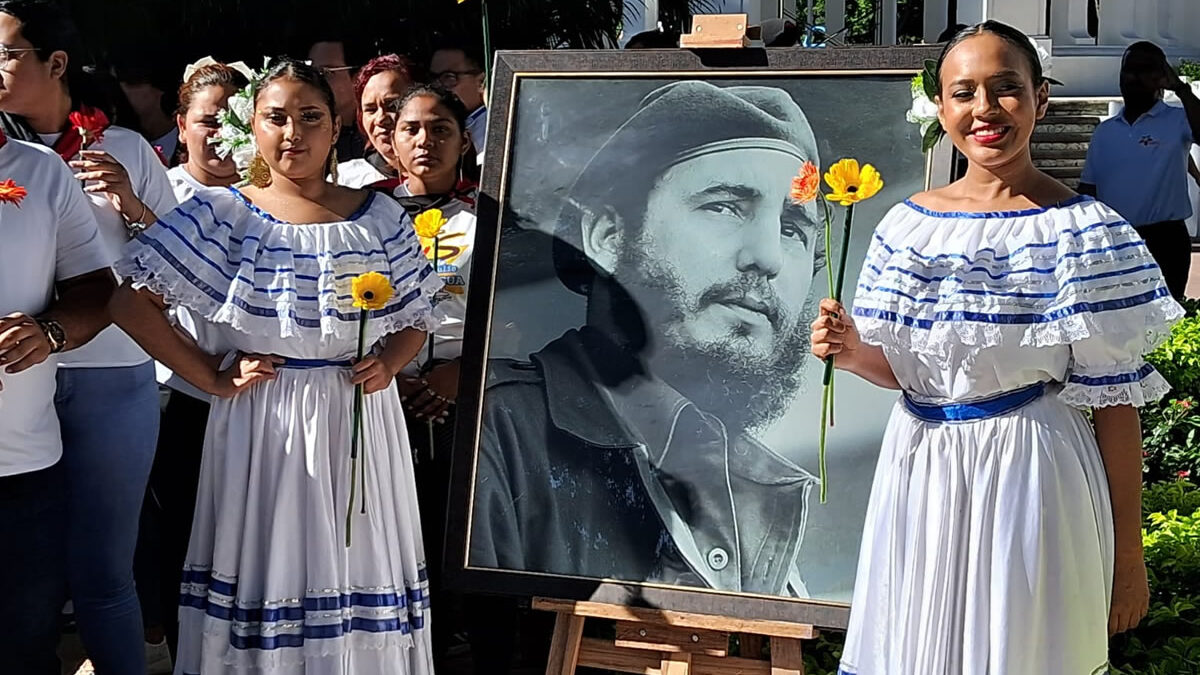 Juventud rinde homenaje al Comandante Fidel Castro en el 8º aniversario de su fallecimiento