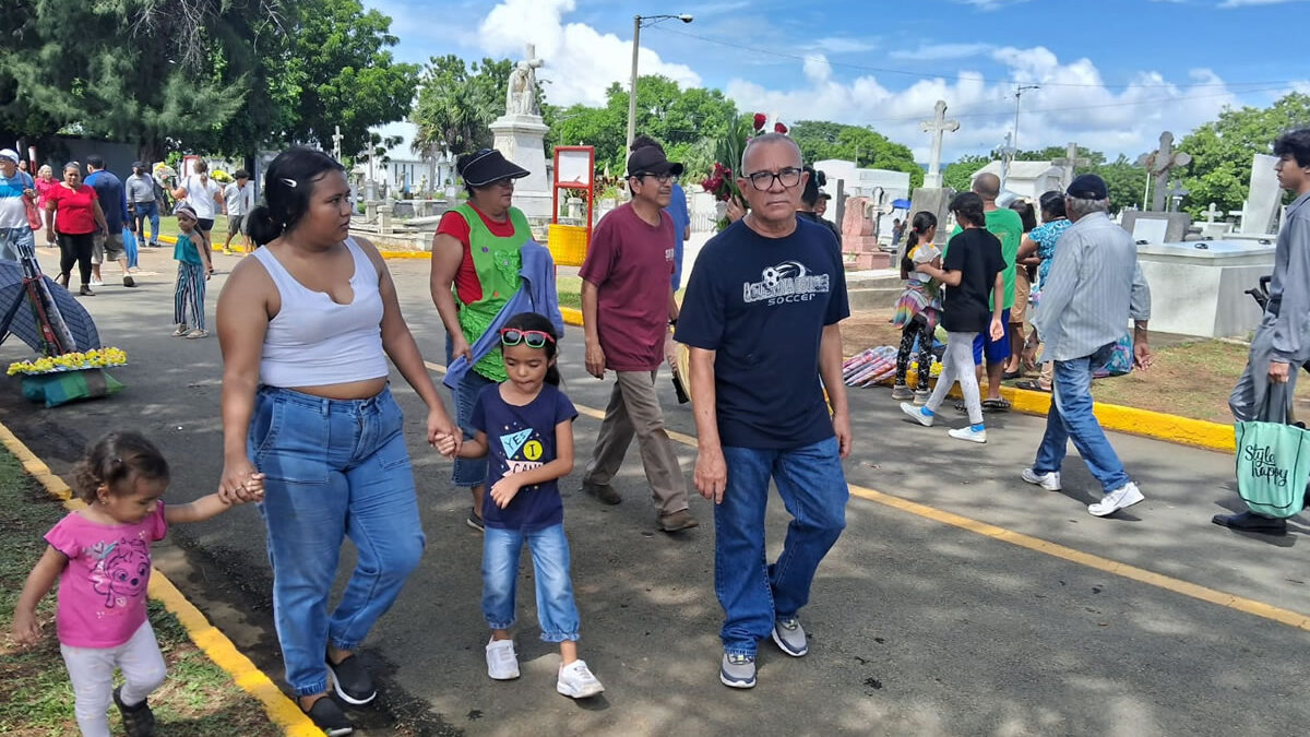 Familias asisten a enflorar sepulturas de sus seres queridos en el Cementerio General