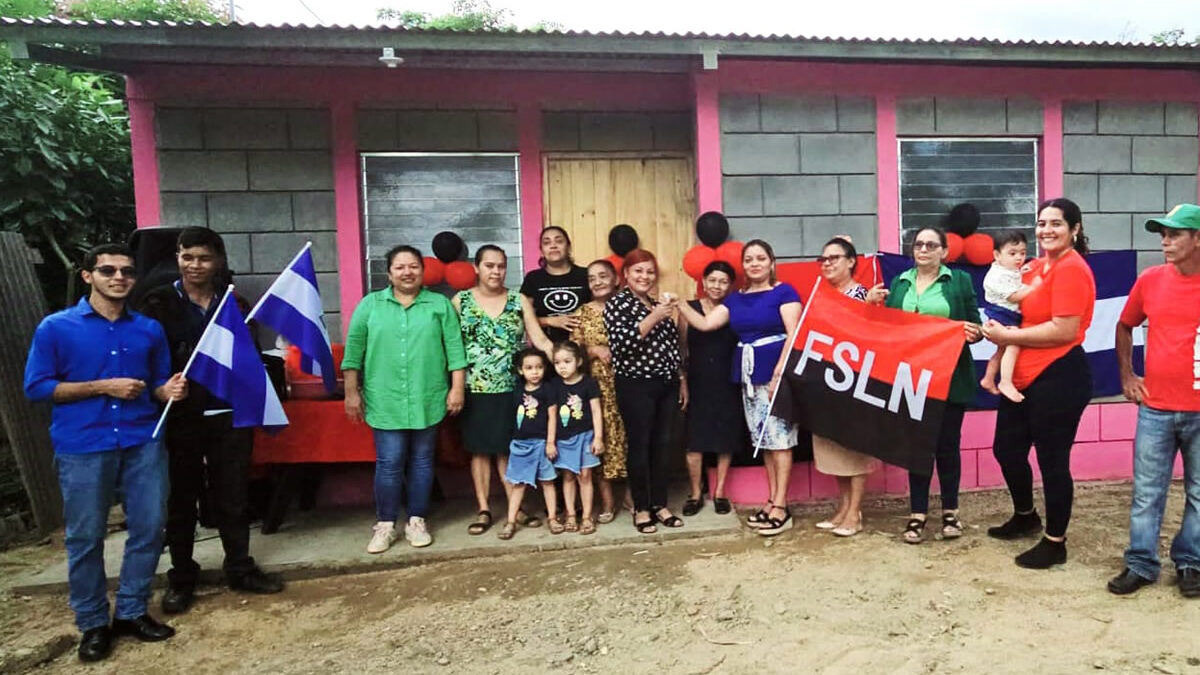 Tres familias reciben con alegría las llaves de su nuevo hogar en Jalapa