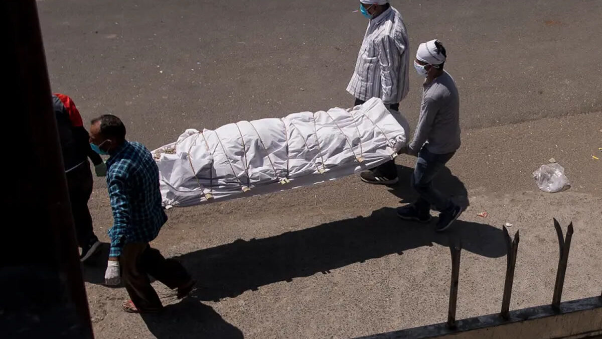 Hombre revive momentos antes de ser cremado en la India