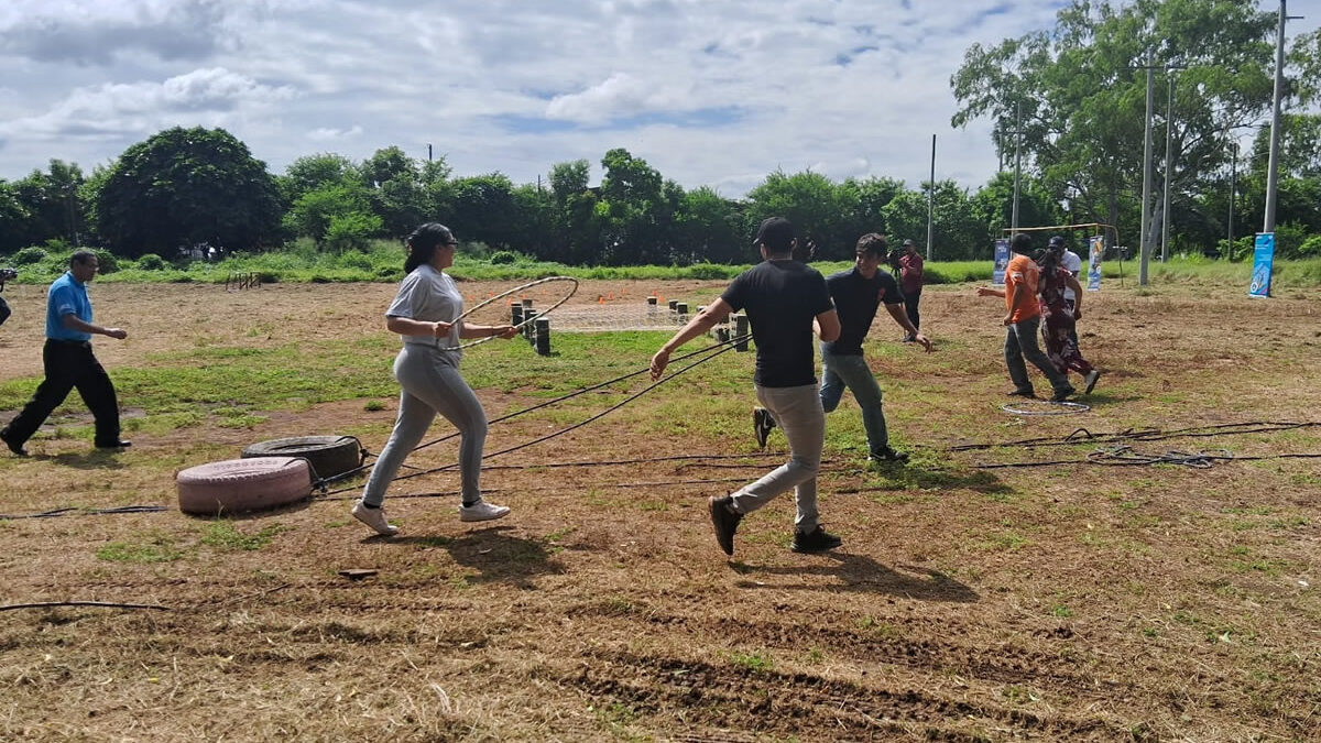 Estudiantes participan del «Reto de Campeones» en el Tecnológico Simón Bolívar