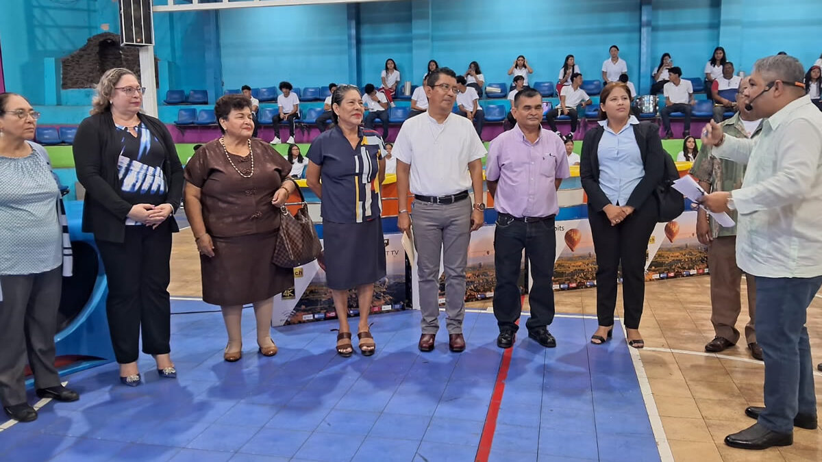 La Liga del Saber homenajea a docentes por su contribución educativa