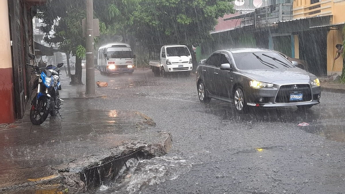 Lluvias intensas provocan evacuaciones y daños en El Salvador