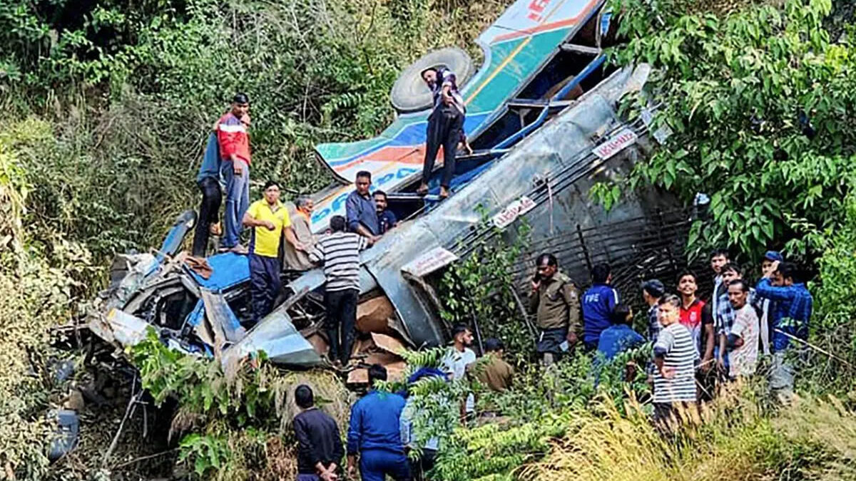 36 personas muertas tras la caída de autobús en un barranco en la India