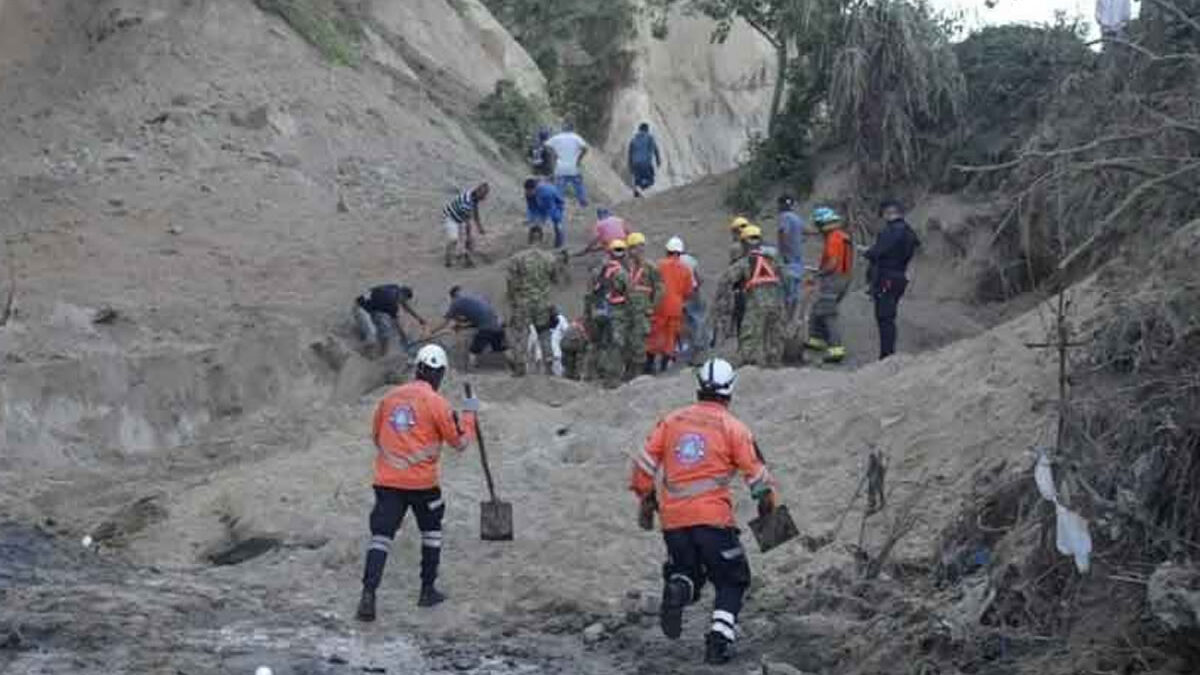 Al menos dos muertos tras un derrumbe en El Salvador