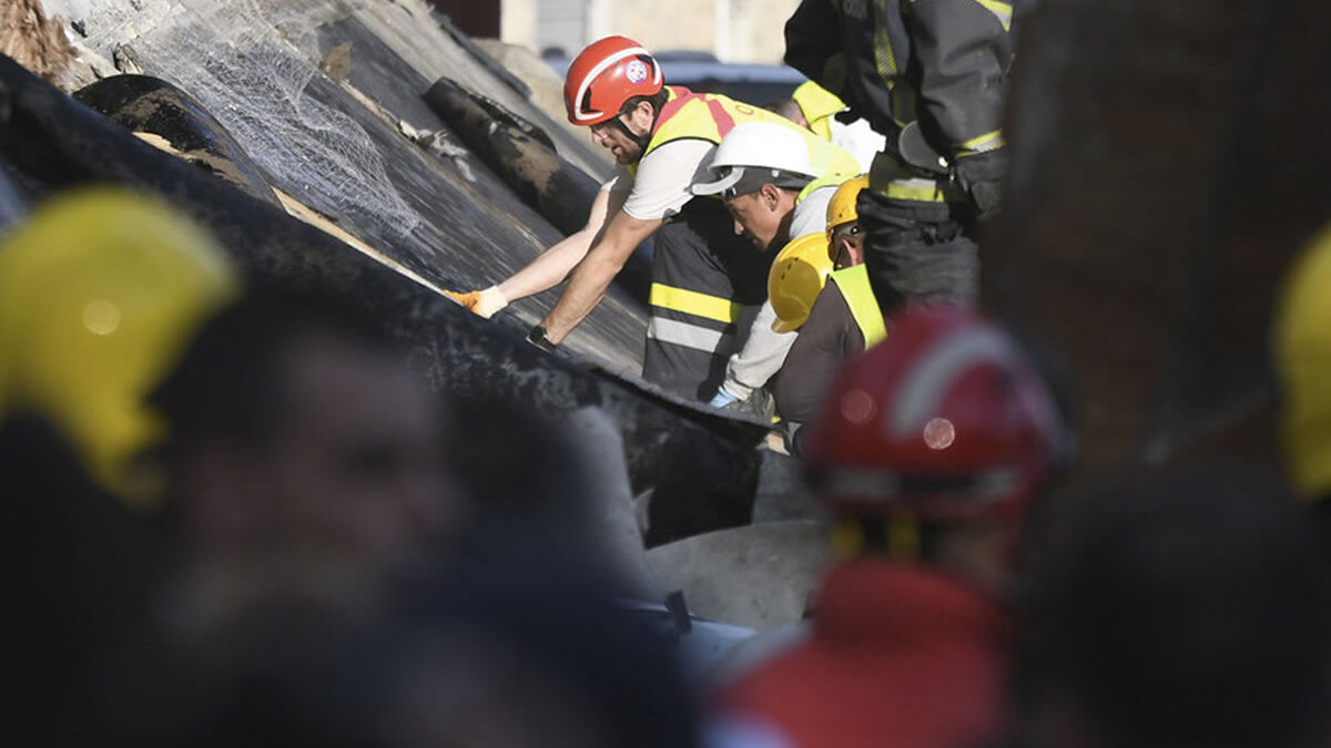 14 muertos tras el derrumbe del techo de una estación de tren en Serbia