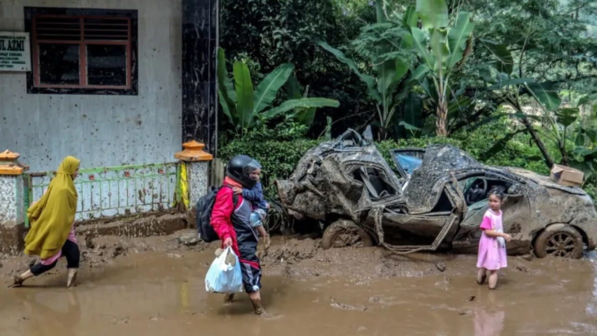 20 personas perdieron la vida por las inundaciones y deslizamientos en Indonesia