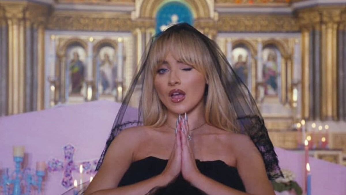 Sacerdote destituido por permitir a Sabrina Carpenter grabar videoclip en una  iglesia