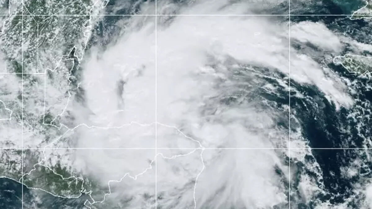 Tormenta tropical Sara toca tierra en el norte de Honduras con lluvias torrenciales